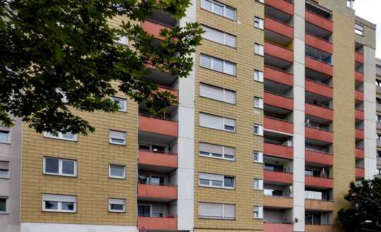 Wohnung im ersten OG mit Balkon und Stellplatz im Hof.