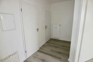 Helle 2-Zimmer-Dachgeschosswohnung mit Balkon, Einbauküche und 2 Stellplätzen in Eisenberg – Goethestraße 12, 67304 Eisenberg (Pfalz) – Vorschaubild 2
