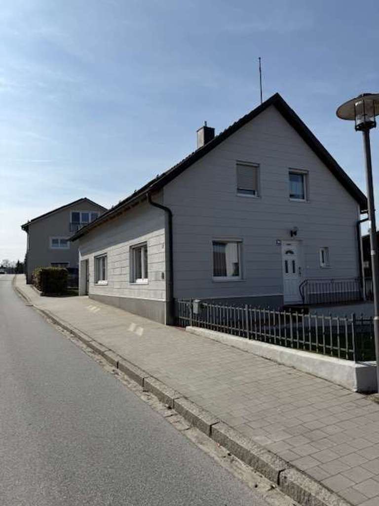 Immobilie in Schöllnach - Freistehendes Einfamilienhaus mit Garten, Garage & Wohlfühlambiente - Bild 2