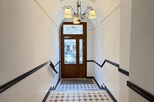 Bezugsfreie, möblierte und frisch renovierte 2 Zimmer Altbau-Wohnung mit Balkon - am Ku´Damm – Die vollständige Adresse der Immobilie erhältst du vom Anbieter., 10711 Halensee, Berlin – Vorschaubild 39