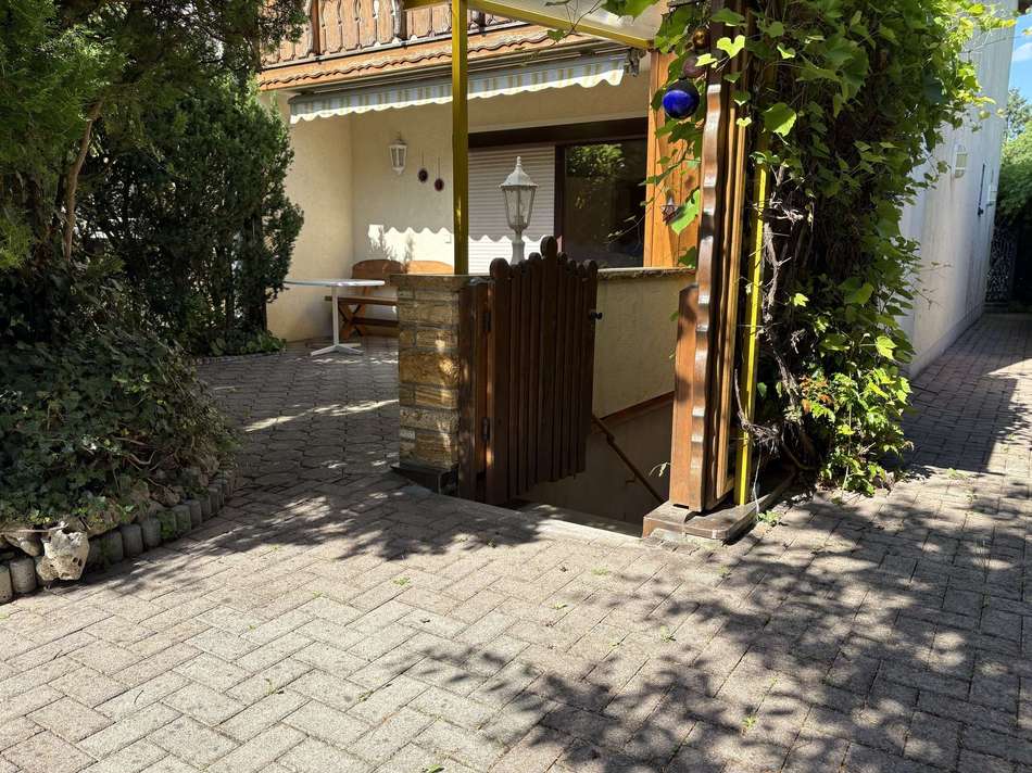 Terrasse m. Zugang zum Keller