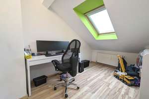 Helle 3-Zimmer-Wohnung mit Dachterrasse
Weitblick über Wuppertal inklusive – Die vollständige Adresse der Immobilie erhältst du vom Anbieter., 42285 Barmen, Wuppertal – Vorschaubild 8