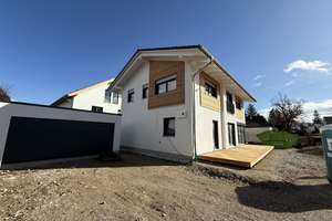 Modernes, neu gebautes Einfamilienhaus mit Garten und Doppelgarage im Erstbezug