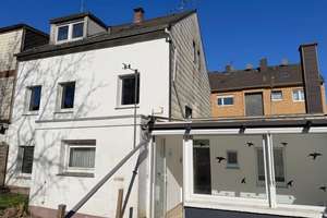 - Solides Wohnhaus mit SÜDLAGE-Garten -