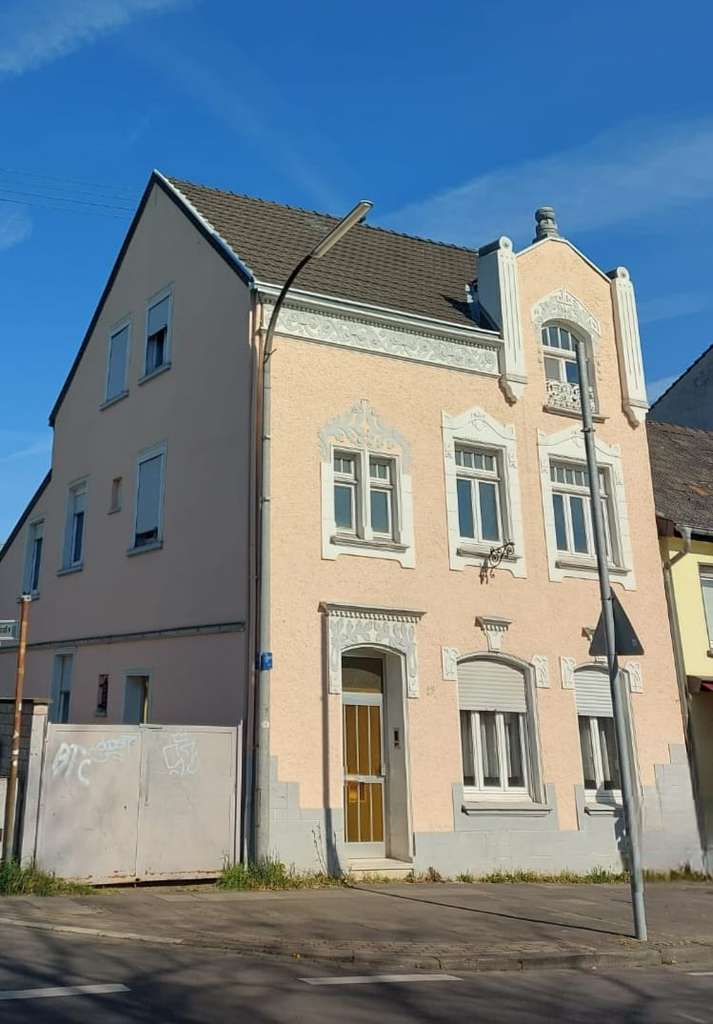 MIT VIEL POTENTIAL - CHARME UND GESCHICHTE - STUCKFASSADE UND MODERNE 