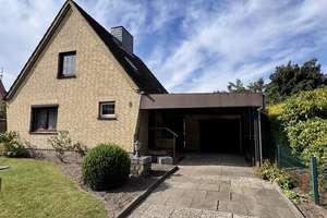 Gepflegtes Einfamilienhaus in ruhiger Sackgassenlage in Heide – Ihr neues Zuhause in Dithmarschen – Die vollständige Adresse der Immobilie erhältst du vom Anbieter., 25746 Heide – Vorschaubild 1