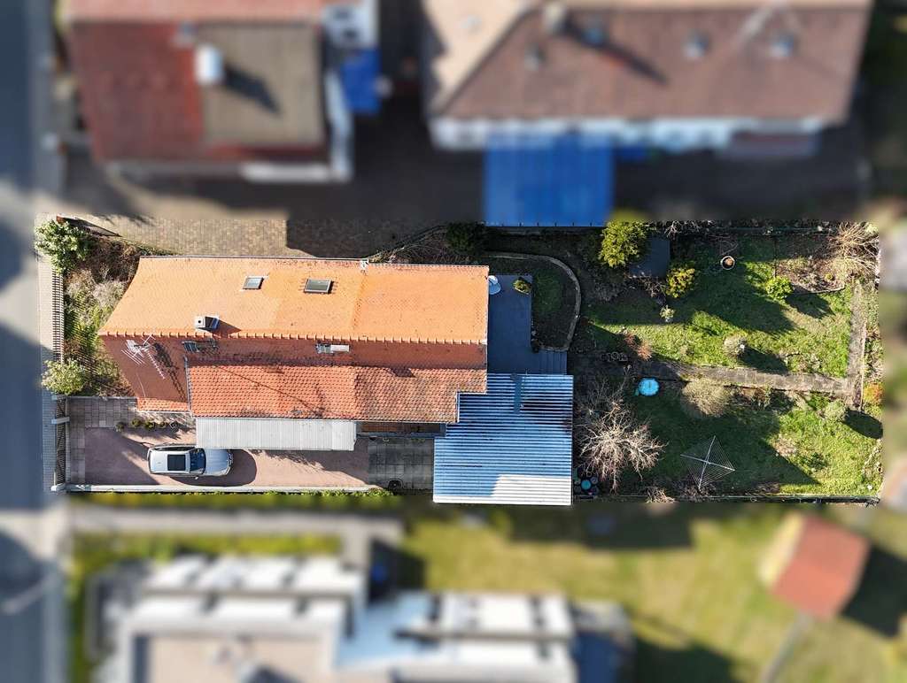 Immobilie in Roßdorf - Charmantes Zweifamilienhaus mit großem Grundstück in ruhiger und zentraler Lage von Roßdorf - Bild 2
