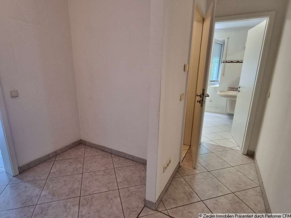 10 Diele mit Garderobe