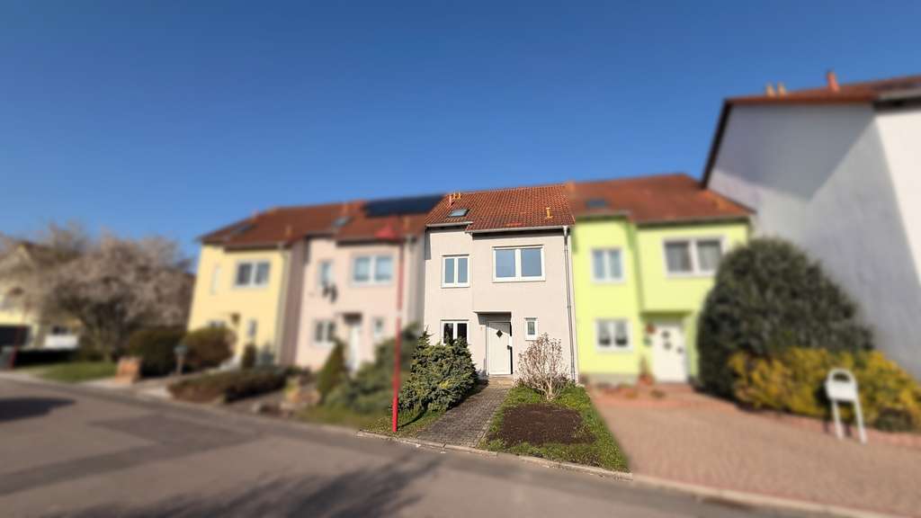 Immobilie in Pegau - Vollunterkellertes Reihenhaus in ruhiger Stadtrandlage mit Garten und separater Garage - Bild 0