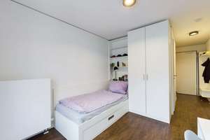 DIE ZIMMEREI | Ab Juli: Möbliertes all-inclusive Apartment: flexibel durch U-Bahn-Nähe | Basic Bude – Resi-Huber-Platz 1, 81371 Sendlinger Feld, München – Vorschaubild 2