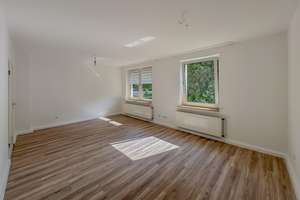 2,5 ZIMMER - HOCHPARTERRE - FRISCH RENOVIERT - AB 01.09. FREI