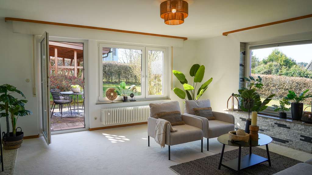 Immobilie in Engelsbrand - Gepflegtes Zweifamilienhaus mit großem Grundstück, Garage und Carport - Bild 1