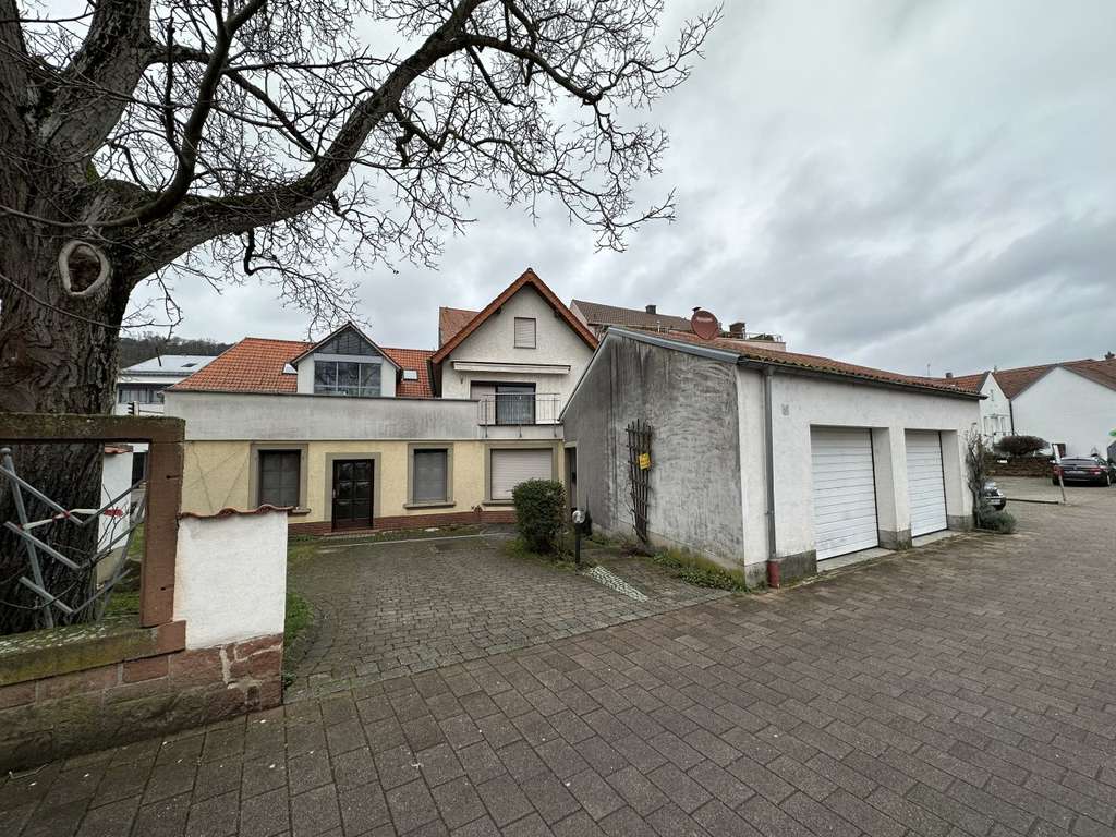 Immobilie in Bad Bergzabern - Wohnhaus mit Gewerbeeinheit und 3 Wohnungen - 4 Stellplätze 2 Garagen - Bild 0