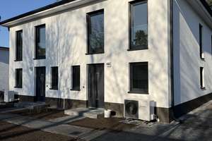 Neubau-Doppelhaushälfte – bezugsfertig, luxuriös ausgestattet und mit eigener privater Zufahrt. – Die vollständige Adresse der Immobilie erhältst du vom Anbieter., 15827 Blankenfelde-Mahlow – Vorschaubild 1