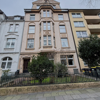 Duisburg - Duissern , Tolle Altbauwohnung mit 6 Zimmern und 2 Balkonen