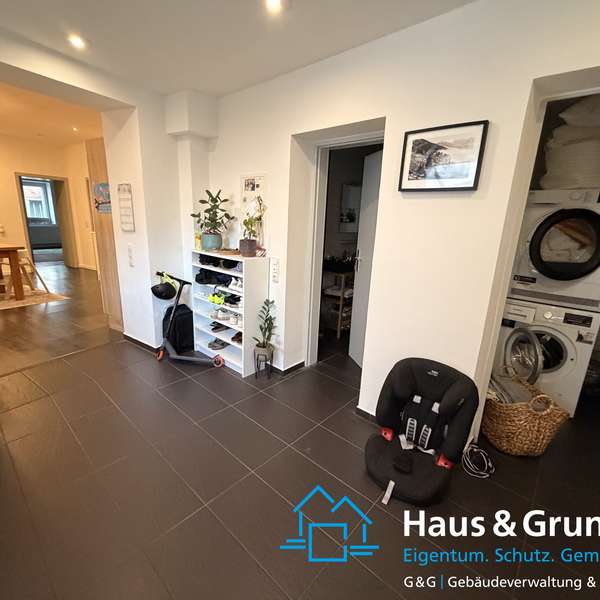 *** Moderne 4-Zimmer-Wohnung mit Stellplatz & zwei Bädern ***