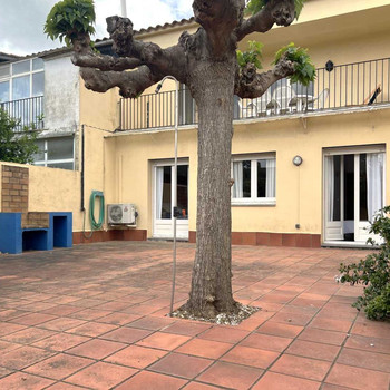 Reihenhaus in Sant Pere Pescador mit Garage und Terrassen