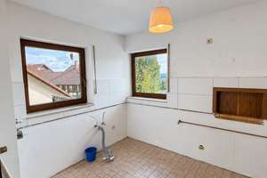 JEDE MENGE PLATZ: GROßZÜGIGES EINFAMILIENHAUS MIT EINLIEGERWOHNUNG IN SONNIGER HANGLAGE – 97656 Oberelsbach – Vorschaubild 4