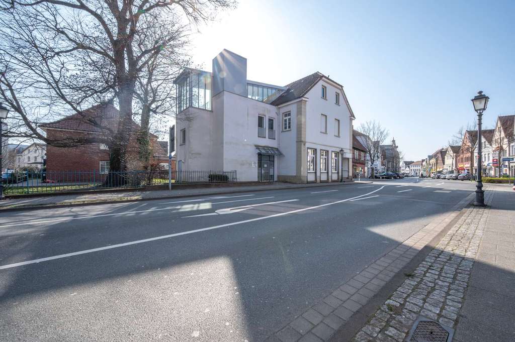 Immobilie in Bückeburg - Solide Kapitalanlage – Wohn- und Geschäftshaus mit langfristig etablierter Arztpraxis in Bückeburg - Bild 0