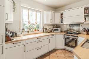 Idylle pur: Einfamilienhaus mit Kamin, Teich & Terrasse – Sofort verlieben! – Die vollständige Adresse der Immobilie erhältst du vom Anbieter., 14129 Nikolassee, Berlin – Vorschaubild 3