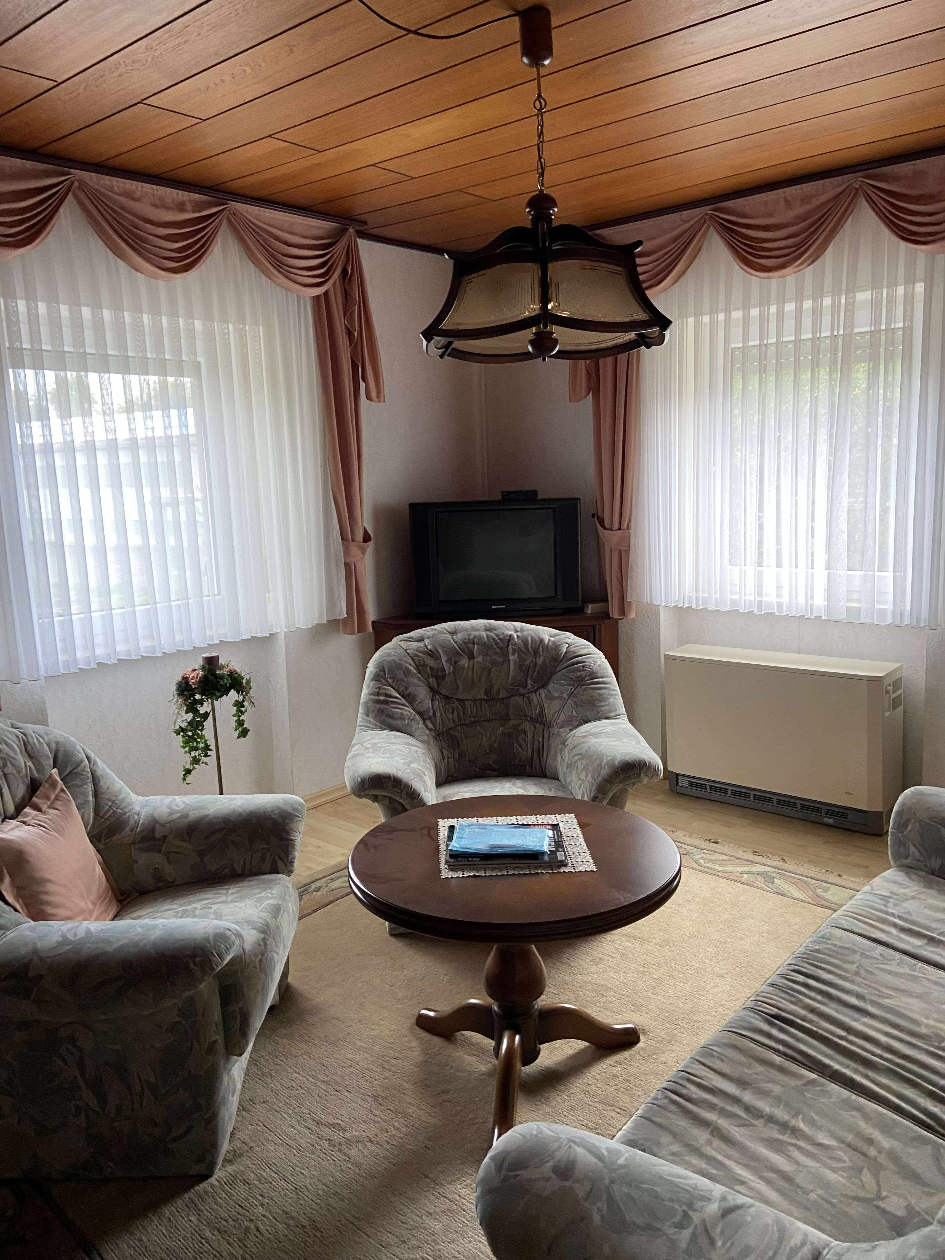 Immobilie in Ahorn - Attraktives Dreifamilienwohnhaus mit großem Garten und drei Garagen! - Bild 1