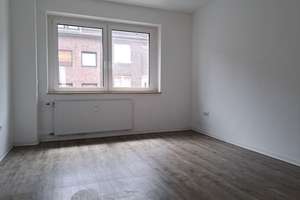 Sehr schöne 2-Raumwohnung im 2. OG mit Balkon und Vinylboden in Zentrumsnähe... – Gutenbergstr. 228, 47798 Stadtmitte, Krefeld – Vorschaubild 2