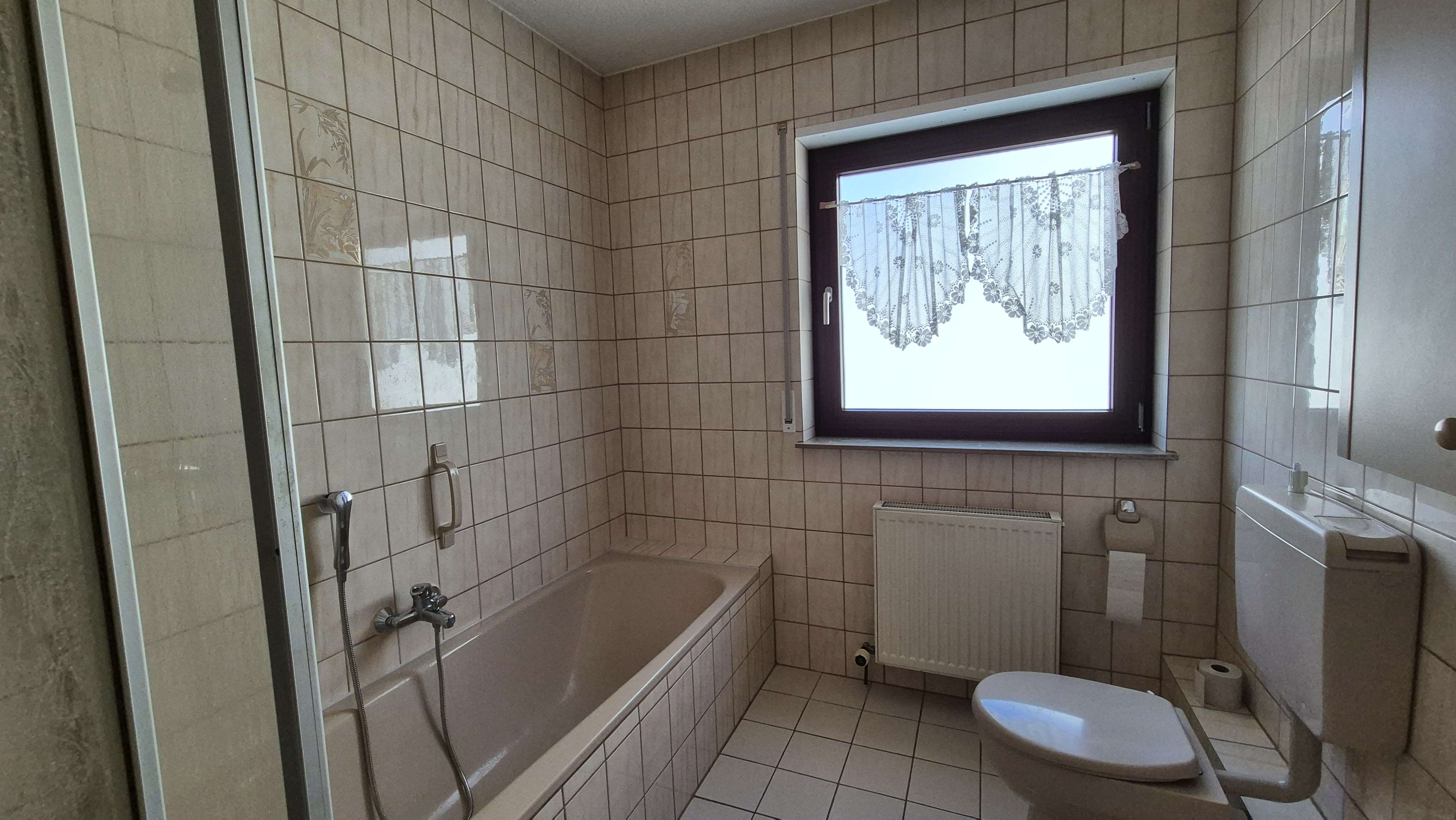 Immobilie in Lingenfeld - Sehr gepflegte 3-Zimmer-Wohnung mit Garage in ruhiger Wohnlage - Bild 0