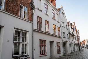 Zeitlose Eleganz trifft auf modernen Luxus -exklusiv sanierte Altbauwohnung in der Lübecker Altstadt