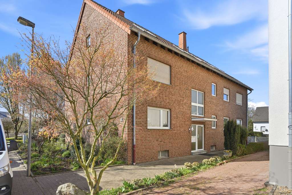 Immobilie in Bedburg - Renditeobjekt; vermietetes 7-Familienhaus in guter Wohnlage; incl. PKW-Stellplätzen - Bild 1