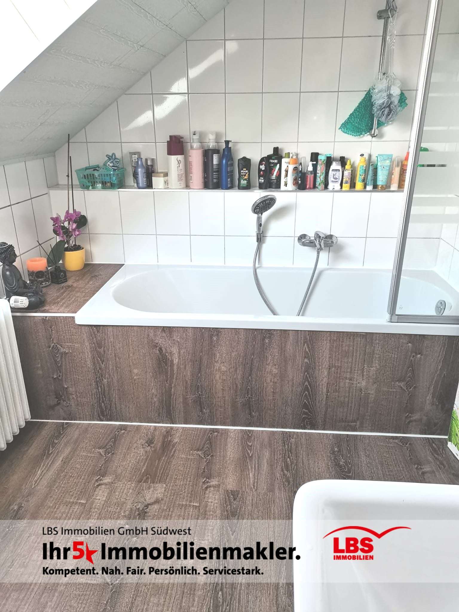 Immobilie in Bischweier - Klimatisierte Dachgeschosswohnung mit Balkon und viel Tageslicht

 - Bild 1