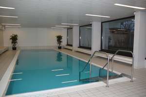 Seltene Gelegenheit - Helle 3-Zimmer-Wohnung mit 2 Westbalkonen, TG  sowie Hallenschwimmbad & Sauna 