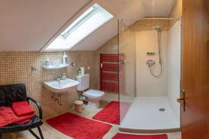 Viel Platz für den Alltag in diesem großzügigen Einfamilienhaus in Bad Dürrheim (mit optionaler ELW) – Die vollständige Adresse der Immobilie erhältst du vom Anbieter., 78073 Bad Dürrheim – Vorschaubild 3