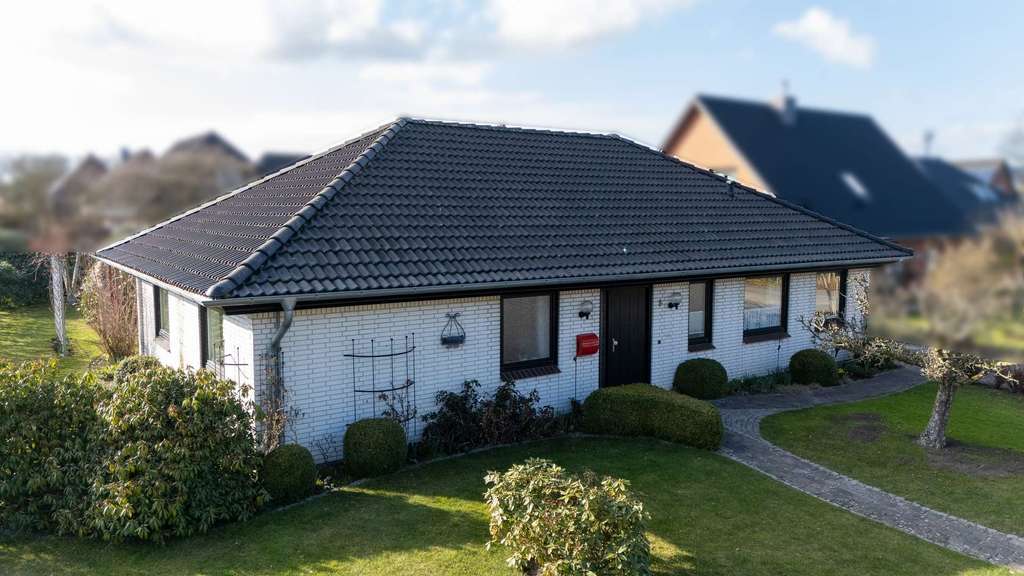 Immobilie in Mildstedt - Attraktiver Bungalow mit Südwest-Terrasse, Garage und großem Grundstück - Bild 0