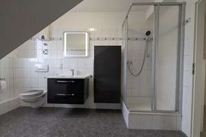 Gräfrath/Zentral - moderne 2-Zimmer-Dachgeschosswohnung mit Sonnenbalkon und traumhaftem Fernblick  – Jägerstraße 41, 42653 Gräfrath, Solingen – Vorschaubild 4