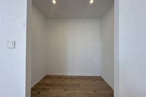 Wohnen über den Dächern: Sanierte 4-Zimmer-Wohnung im 5.OG ohne Aufzug – Die vollständige Adresse der Immobilie erhältst du vom Anbieter., 63067 Messehalle, Offenbach am Main – Vorschaubild 9
