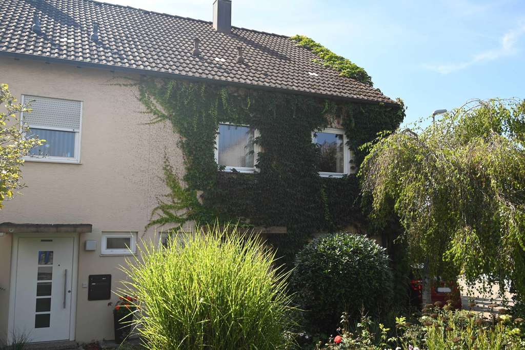 Immobilie in Wendlingen am Neckar - Vielversprechende Doppelhaushälfte in ruhiger Lage mit Garten - Bild 0