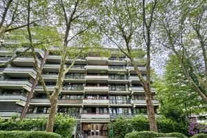3-Zimmer-Wohnung mit 2 Balkonen im 4. OG, Stellplatz in Garage Köln-Weiden / Renovierungsbedürftig