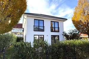 Sofort bezugsfertig! Einfamilienhaus BJ 2022
Top-Lage bei Leipzig & Halle
143 qm und 5 Zimmer – Semoyer Weg 3, 6796 Brehna – Vorschaubild 1