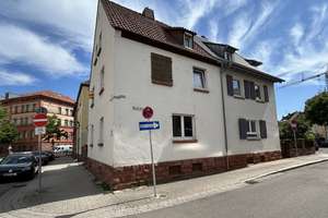 Renovierungsbedürftige Doppelhaushälfte mit Hof