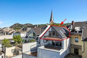 Exklusive Dachgeschosswohnung mit Einbauküche und großem Sonnenbalkon inkl. Panoramablick im Zentrum