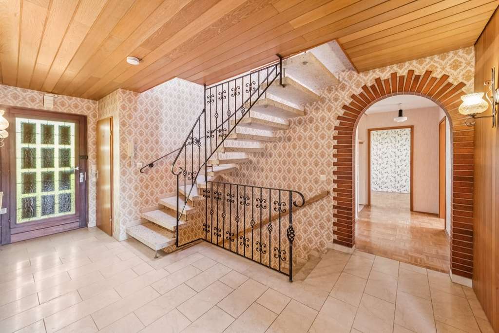 Immobilie in Mühltal - Attraktives  Einfamilienhaus mit Garage und Garten in Nieder-Ramstadt zur Modernisierung - Bild 3