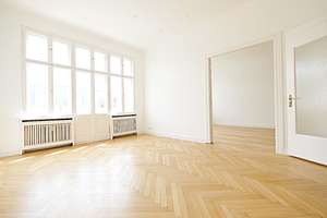 ERSTKLASSIGER STUCKALTBAU AM KURFÜRSTENDAMM + BALKON  + LIFT + 3 BÄDER + EBK + 4 METER DECKENHÖHE +