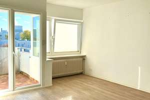 Helle Dachgeschosswohnung mit Balkon und freiem Blick