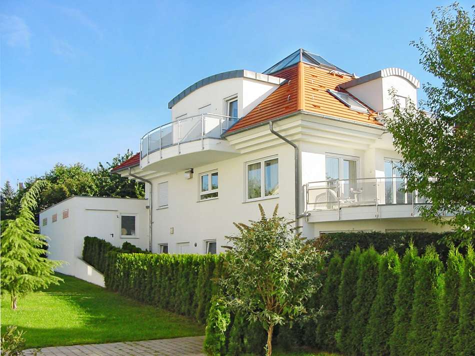 Hausansicht mit Garten und ...