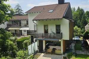 Bad Tölz-Wackersberg -  Raumwunder im Grünen - REH in Splitlevel-Bauweise – Die vollständige Adresse der Immobilie erhältst du vom Anbieter., 83646 Bad Tölz – Vorschaubild 1
