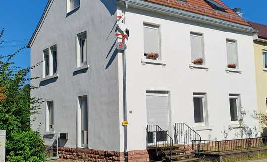 Sanierte, gepflegte Doppelhaushälfte mit zwei Einheiten und zwei Garagen