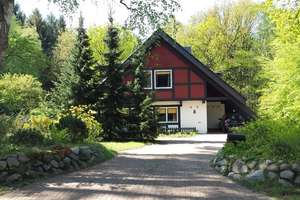 Architektenhaus am Waldrand, nah eines Seengebietes, im Skandinavien-Stil