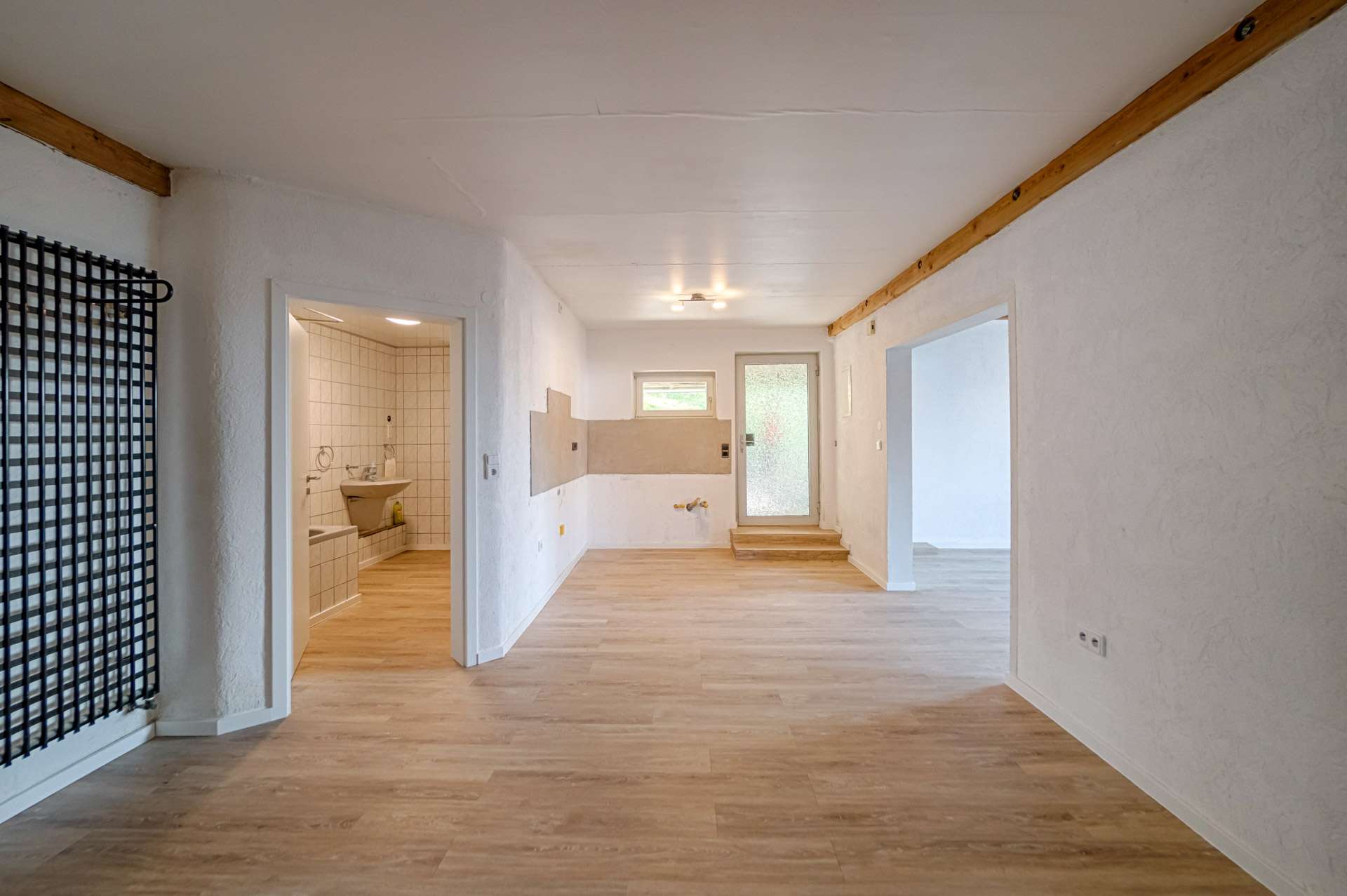 Immobilie in Neckarbischofsheim - Wohnen mit Charakter: Maisonette-Wohnung in ausgebauter Scheune am Waldrand mit Sonnenterrasse - Bild 0