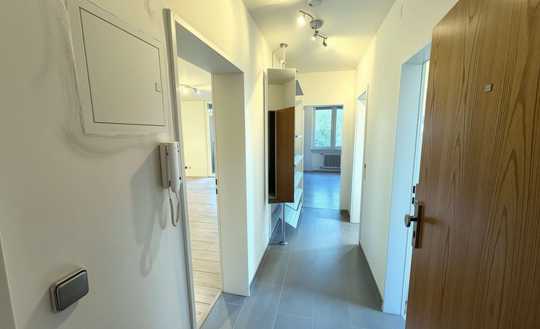 Sorglos wohnen: Moderne Wohnung mit neuem Bad, hochwertiger Küche, Aufzug & Parkplatz