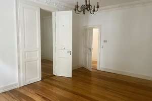 Großzügig geschnittene 3 Zimmer Altbauwohnung mit Balkon
